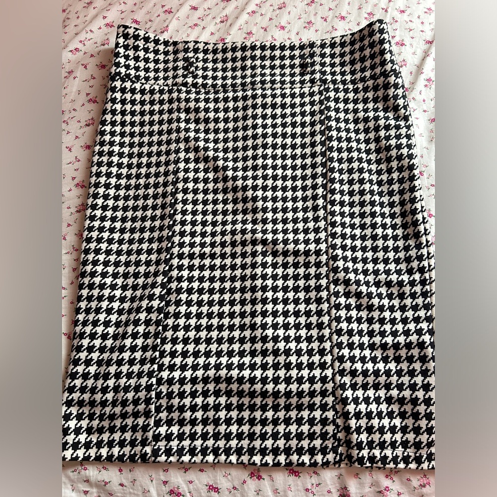White and black Houndstooth plaid pencil/knee length skirt